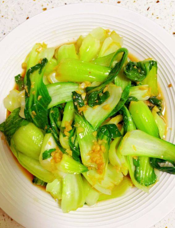 如何炒出一盘翠绿不出水的蒜蓉青菜