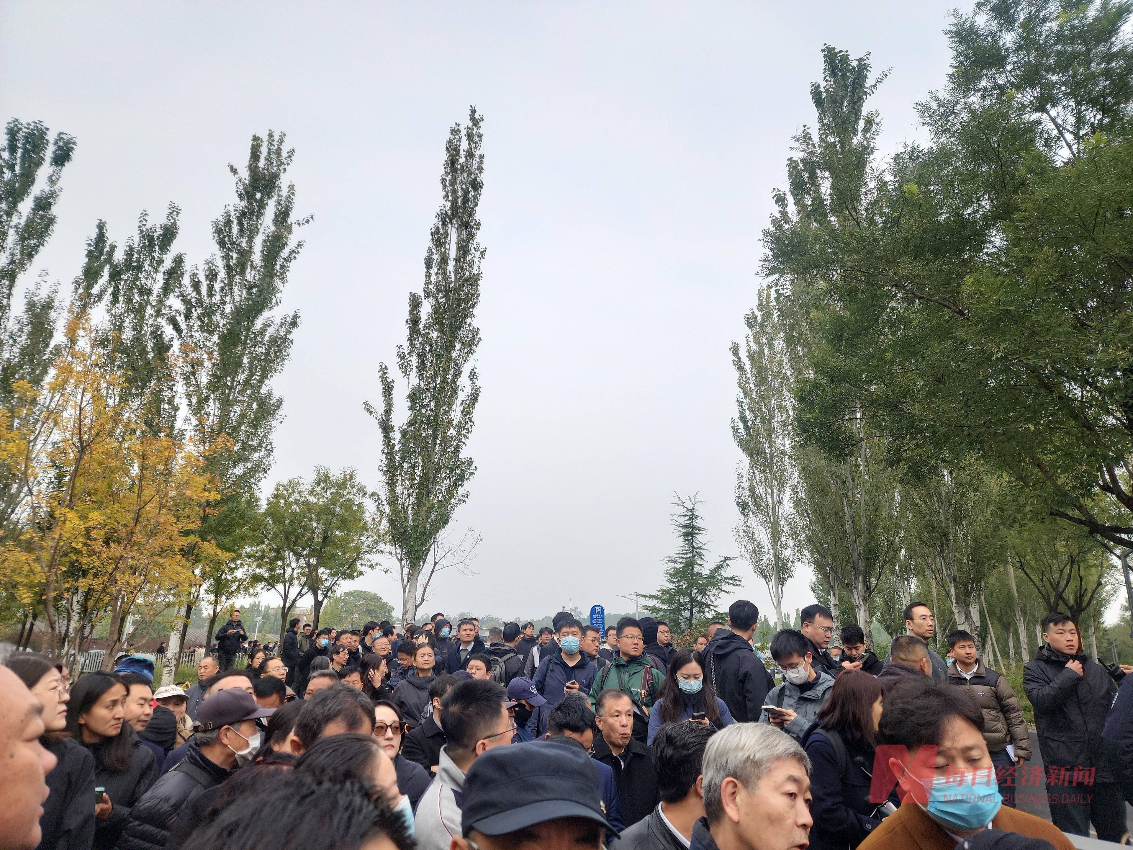 杨振宁先生遗体告别仪式今日在八宝山举行，大批群众自发而来，有人跨越上千公里