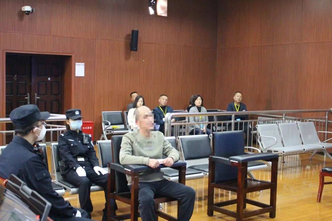 西安2人不满小区装停车桩，殴打保安致其骨折，物业经理录像时也被打骨折